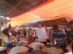 Jelang Lebaran, Bupati Iskandar Turun Langsung Pantau Harga Sembako di Pasar Soguo