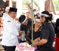 Wabup Deddy Hadiri Upacara Ngaben Mendiang I Nengah Adiwijaya Kusuma