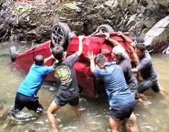 Bahu Membahu Bersama Polres dan Warga, Damkar Bolsel Berhasil Evakuasi Mobil Terperosok ke Jurang