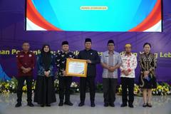 Diserahkan Menteri Hukum RI, Bolsel Raih Penghargaan Pelayanan Posbankum Nasional 