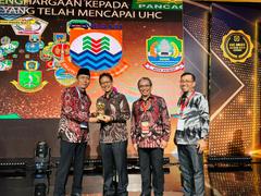 Diserahkan Menkes Budi Sadikin, Pemkab Bolsel Terima UHC Award 2023